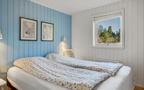 Bylgja - 1.7Km from the Sea: Holz, Schlafzimmer, Interior Design, Flooring, Fussboden, Decke, Bett, Bettdecke, Bedding, Linens