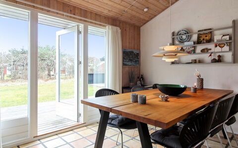 Birette - 1.5Km from the Sea: Möbel, Interior Design, Flooring, Stuhl, Tabelle, Fussboden, Esszimmer, Holz, Küche & Esszimmer Tisch, Decke