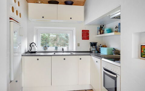Birette - 1.5Km from the Sea: Küchengerät, Küche, Major Appliance, Interior Design, Countertop, Flooring, Holz, Herd, Haushaltsgerät, Decke