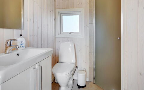 Birette - 1.5Km from the Sea: Flooring, Armatur, Wand, Fussboden, Holz, Badezimmer, Toilette, Toilleten Sitz, Interior Design, Sinken