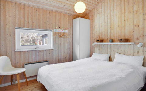 Birette - 1.5Km from the Sea: Schlafzimmer, Wand, Holz, Bett, Bettdecke, Bedding, Decke, Interior Design, Flooring, Fussboden