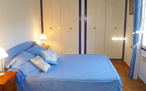 Domaine Port D'Alon: Schlafzimmer, Bett, Zimmer, Möbel, Bettdecke, Eigentum, Matratze, Bettrahmen, Bedding, Wand