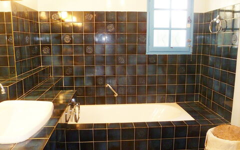 Domaine Port D'Alon: Badezimmer, Fliese, Eigentum, Zimmer, Fussboden, Interior Design, Die Architektur, Armatur, Zuhause, Flooring