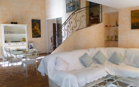Domaine Port D'Alon: Möbel, Zimmer, Wohnzimmer, Interior Design, Eigentum, Wand, Fussboden, Gebäude, Couch, Haus