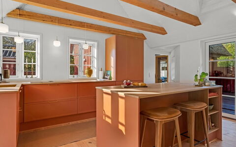 Beghel - 350M from the Sea: Flooring, Interior Design, Holz, Fussboden, Möbel, Decke, Countertop, Küche, Cabinetry, Holzboden