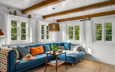Beghel - 350M from the Sea: Möbel, Interior Design, Couch, Flooring, Holz, Fussboden, Wohnzimmer, Zuhause, Zimmer, Tabelle