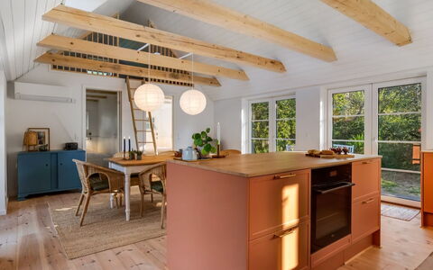 Beghel - 350M from the Sea: Möbel, Flooring, Interior Design, Holz, Decke, Fussboden, Countertop, Holzboden, Light Fixture, Küche