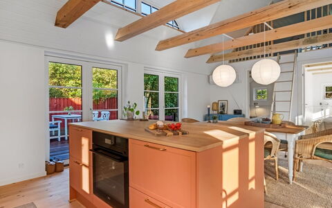 Beghel - 350M from the Sea: Flooring, Interior Design, Holz, Küche, Countertop, Möbel, Fussboden, Decke, Holzboden, Cabinetry
