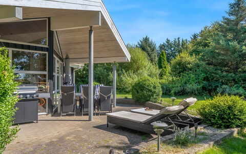 Bina - 1.9Km from the Sea: Strauch, Grundstueck, Ground, Garten, Schatten, Hütte, Estate, Outdoor Struktur, Veranda