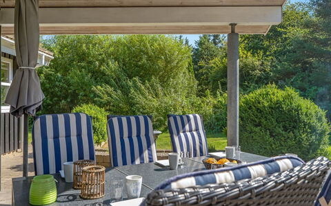 Bina - 1.9Km from the Sea: Möbel, Gartenmöbel, Stuhl, Holz, Tabelle, Tisch Im Freien, Küche & Esszimmer Tisch, Schatten, Veranda, Garten
