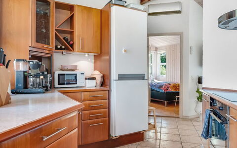 Bina - 1.9Km from the Sea: Küchengerät, Küche, Major Appliance, Countertop, Cabinetry, Möbel, Interior Design, Haushaltsgerät, Holz, Flooring