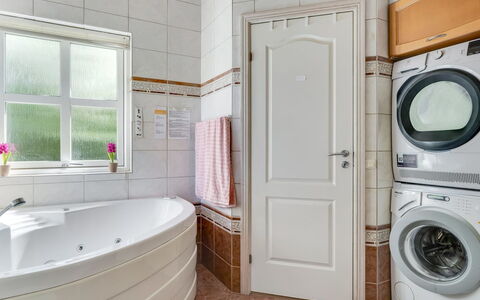 Bina - 1.9Km from the Sea: Interior Design, Flooring, Armatur, Fussboden, Zapfhahn, Waschmaschine, Badezimmer, Installation, Zimmer, Decke