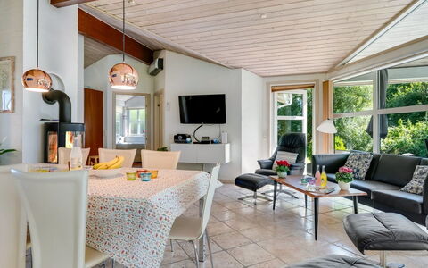 Bina - 1.9Km from the Sea: Möbel, Interior Design, Flooring, Couch, Stuhl, Fussboden, Decke, Holz, Tabelle, Wohnzimmer