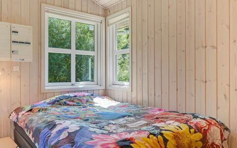 Bina - 1.9Km from the Sea: Holz, Schlafzimmer, Interior Design, Flooring, Decke, Fussboden, Bettdecke, Bett, Zimmer, Zuhause
