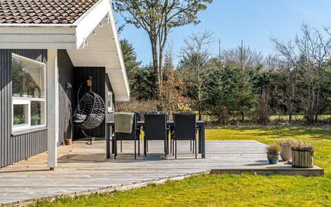 Akka - 2Km from the Sea: Haus, Zuhause, Tür, Dach, Hütte, Estate, Garten, Schatten, Abstellgleis, Garten