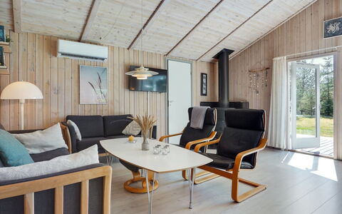 Akka - 2Km from the Sea: Holz, Interior Design, Flooring, Wohnzimmer, Fussboden, Decke, Möbel, Zimmer, Couch, Light Fixture