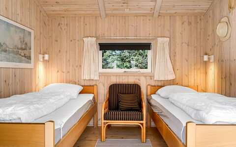 Akka - 2Km from the Sea: Bett, Schlafzimmer, Interior Design, Holz, Bettdecke, Möbel, Bedding, Fussboden, Decke, Flooring