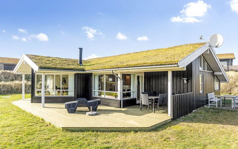 Bovi - 300M from the Sea: Holz, Zuhause, Veranda, Deck, Hartholz, Dach, Holzbeize, Holzboden, Eco Hotel