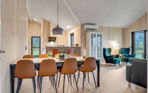 Carla - 1.5Km from the Sea: Holz, Interior Design, Decke, Flooring, Fussboden, Möbel, Holzboden, Wohnzimmer, Zimmer, Hartholz
