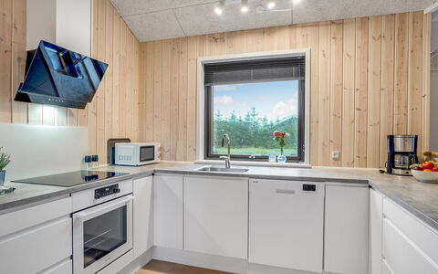 Carla - 1.5Km from the Sea: Holz, Küche, Interior Design, Countertop, Decke, Küchengerät, Zuhause, Flooring, Haushaltsgerät, Major Appliance