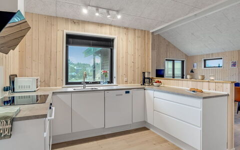 Carla - 1.5Km from the Sea: Holz, Küche, Countertop, Decke, Zuhause, Küchengerät, Zimmer, Major Appliance, Hartholz, Armatur