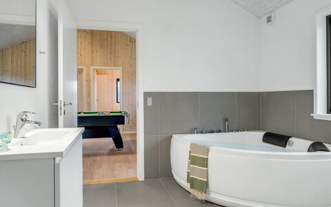 Carla - 1.5Km from the Sea: Flooring, Interior Design, Armatur, Fussboden, Decke, Badezimmer, Zapfhahn, Badewanne, Installation, Beleuchtung