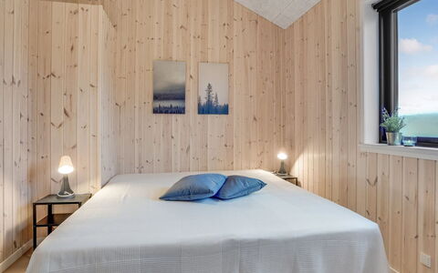 Carla - 1.5Km from the Sea: Holz, Flooring, Schlafzimmer, Interior Design, Fussboden, Decke, Bett, Zimmer, Bettdecke, Bedding