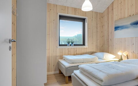Carla - 1.5Km from the Sea: Holz, Schlafzimmer, Zuhause, Bett, Bedding, Bettdecke, Bettrahmen, Hartholz, Eiskappe, Planke