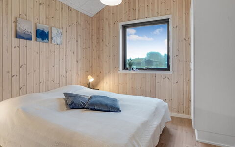 Carla - 1.5Km from the Sea: Holz, Decke, Interior Design, Schlafzimmer, Flooring, Fussboden, Zimmer, Zuhause, Bett, Light Fixture