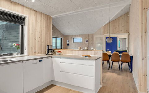 Carla - 1.5Km from the Sea: Holz, Decke, Zuhause, Küche, Countertop, Zimmer, Haushaltsgerät, Major Appliance, Hartholz, Holzbeize