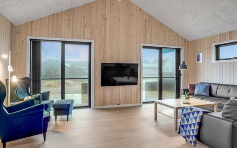 Carla - 1.5Km from the Sea: Holz, Hartholz, Planke, Holzbeize, Holzboden, Holz, Sperrholz, Design, Wohnzimmer, Blockhaus