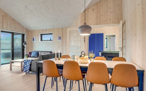 Carla - 1.5Km from the Sea: Holz, Zuhause, Decke, Hütte, Küche & Esszimmer Tisch, Hartholz, Wohnzimmer, Planke, Stuhl, Holzbeize