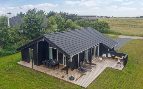 Holke - 600M from the Sea: Wohngebiet, Dach, Vorort, Auffahrt, Estate, Kamin