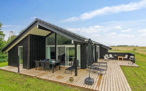 Holke - 600M from the Sea: Wohngebiet, Dach, Vorort, Auffahrt, Estate, Kamin
