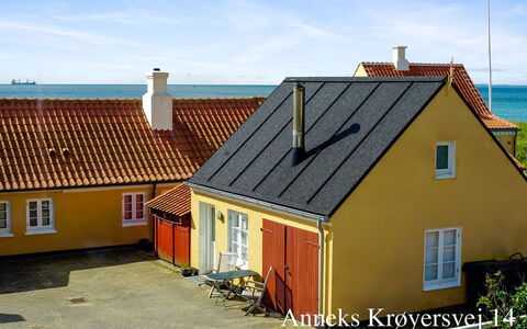 Elle - 50M from the Sea: Dach, Haus, Grundstueck, Zuhause, Hütte, Estate, Gartenbauten, Schatten, Blockhaus, Landscaping