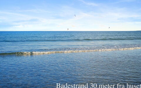 Elle - 50M from the Sea: Dach, Haus, Grundstueck, Zuhause, Hütte, Estate, Gartenbauten, Schatten, Blockhaus, Landscaping