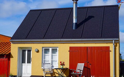 Elle - 50M from the Sea: Dach, Haus, Grundstueck, Zuhause, Hütte, Estate, Gartenbauten, Schatten, Blockhaus, Landscaping