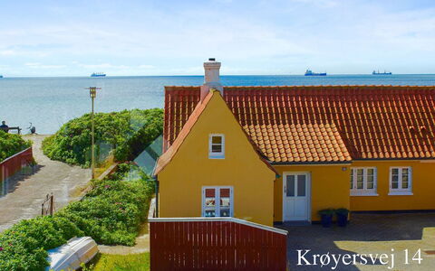 Ingwald - 50M from the Sea: Wohngebiet, Dach, Vorort, Auffahrt, Estate, Kamin