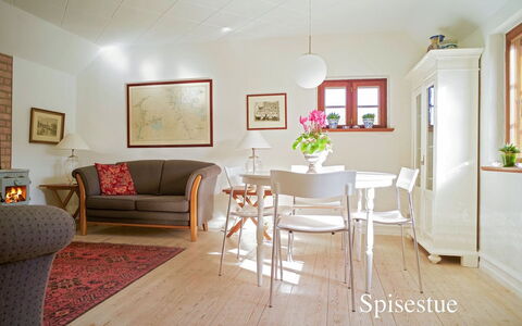 Ingwald - 50M from the Sea: Wohngebiet, Dach, Vorort, Auffahrt, Estate, Kamin