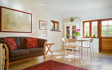 Ingwald - 50M from the Sea: Wohngebiet, Dach, Vorort, Auffahrt, Estate, Kamin