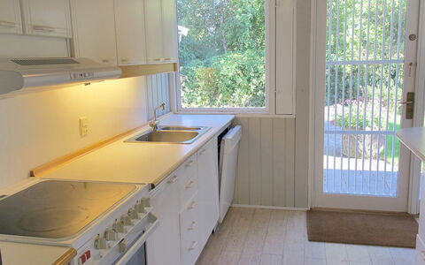 Claudette - 1Km from the Sea: Küche, Flooring, Holz, Interior Design, Countertop, Major Appliance, Fussboden, Küchengerät, Spüle, Decke