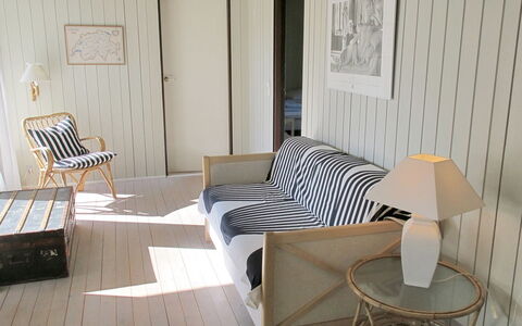 Claudette - 1Km from the Sea: Möbel, Interior Design, Holz, Flooring, Fussboden, Zimmer, Zuhause, Wohnzimmer, Stuhl, Bilderrahmen