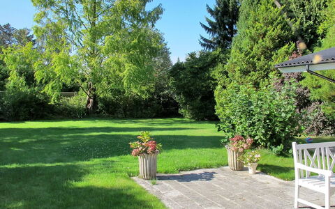 Claudette - 1Km from the Sea: Gras, Garten, Strauch, Möbel, Rasen, Grundstueck, Schatten, Gartenmöbel
