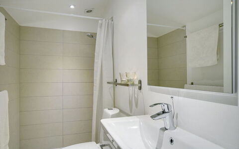 Claudette - 1Km from the Sea: Flooring, Interior Design, Wand, Fussboden, Armatur, Badezimmer, Sinken, Zimmer, Zapfhahn, Decke