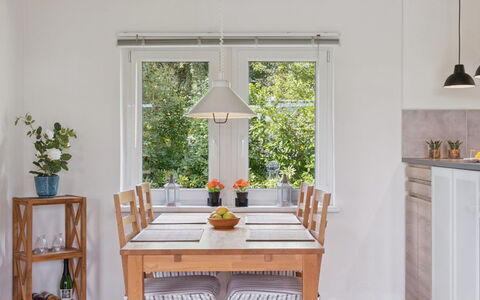 Merit - 800M from the Sea: Möbel, Interior Design, Flooring, Fussboden, Tabelle, Stuhl, Esszimmer, Holz, Küche & Esszimmer Tisch, Light Fixture