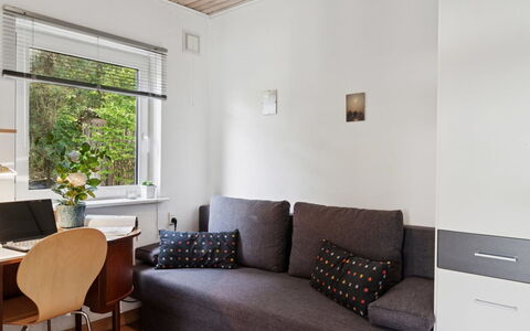 Merit - 800M from the Sea: Möbel, Interior Design, Wand, Flooring, Fussboden, Holz, Couch, Zimmer, Decke, Wohnzimmer