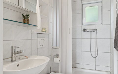 Merit - 800M from the Sea: Badezimmer, Interior Design, Armatur, Wand, Flooring, Bad Sink, Fussboden, Sinken, Toilette, Zapfhahn