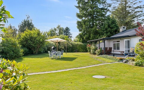 Merit - 800M from the Sea: Gras, Strauch, Haus, Garten, Hütte, Grundstueck, Rasen, Zuhause, Ground