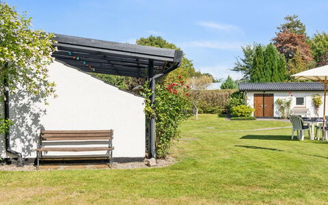 Merit - 800M from the Sea: Gras, Strauch, Garten, Grundstueck, Dach, Schatten, Ground, Rasen, Landscaping