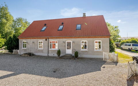 Thorward - 1.5Km from the Sea: Dach, Zuhause, Tür, Hütte, Schatten, Abstellgleis, Garten, Estate, Hinterhof